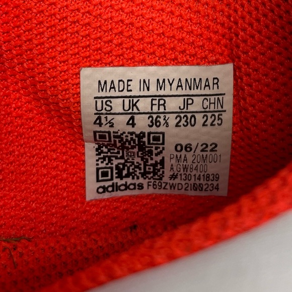 Children’s Adidas soccer shoes. Size 4.5. NOT cleats. EUC - Picture 6 of 6